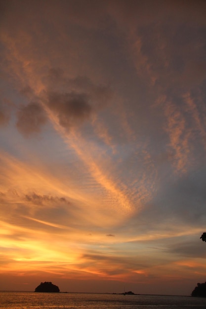 Vue panoramique de la mer contre un ciel romantique au coucher du soleil