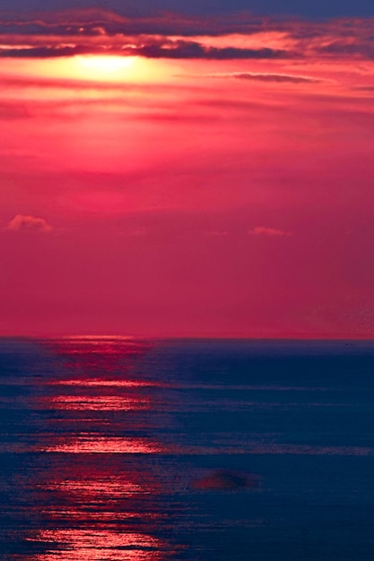 Vue panoramique de la mer contre un ciel romantique au coucher du soleil
