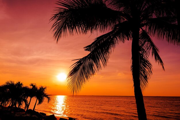 Photo vue panoramique de la mer contre un ciel romantique au coucher du soleil