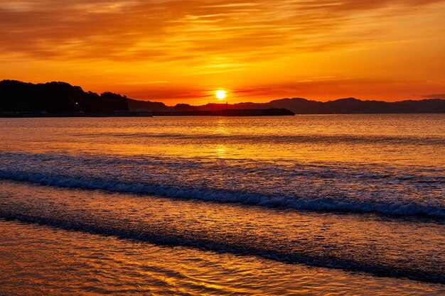 Photo vue panoramique de la mer contre un ciel romantique au lever du soleil