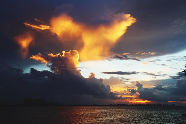 Photo vue panoramique de la mer contre un ciel spectaculaire au coucher du soleil