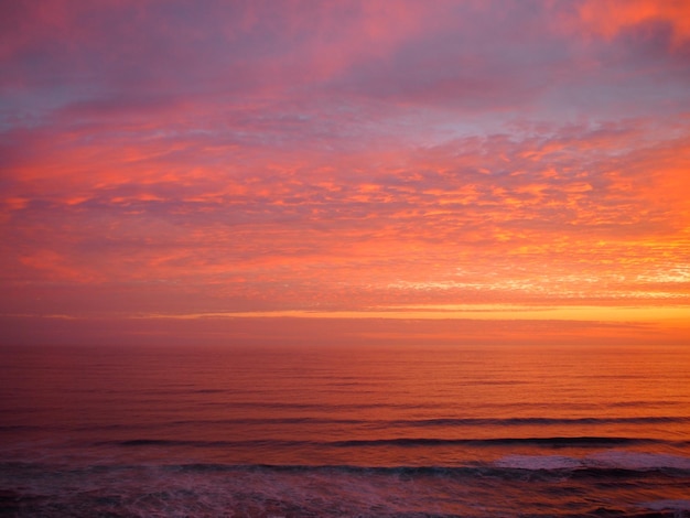 Vue panoramique de la mer contre un ciel spectaculaire au coucher du soleil