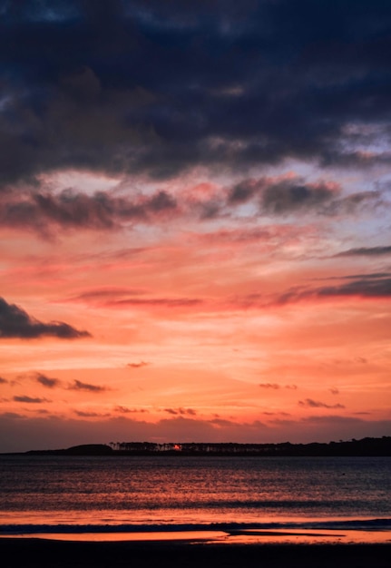 Vue panoramique de la mer contre un ciel spectaculaire au coucher du soleil