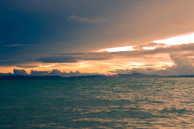 Photo vue panoramique de la mer contre un ciel spectaculaire