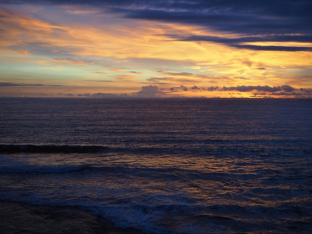 Vue panoramique de la mer contre un ciel spectaculaire