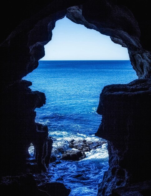 Photo vue panoramique de la mer contre le ciel vue à travers la grotte