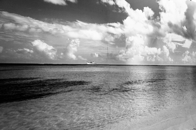 Vue panoramique de la mer contre le ciel