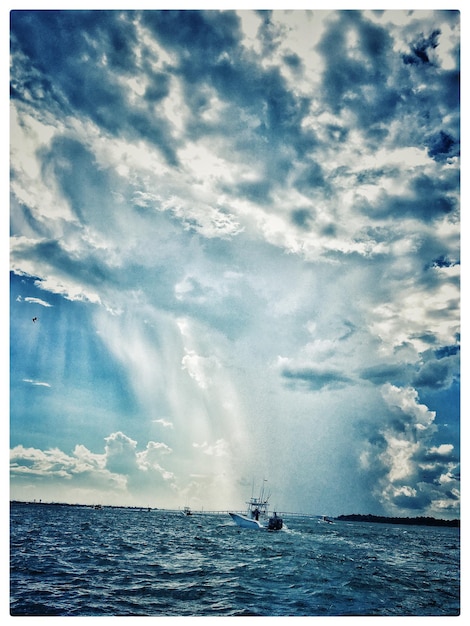 Vue panoramique de la mer contre le ciel