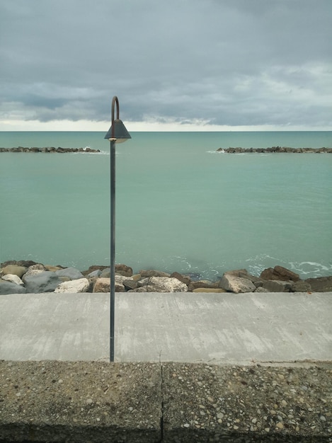 Vue panoramique de la mer contre le ciel