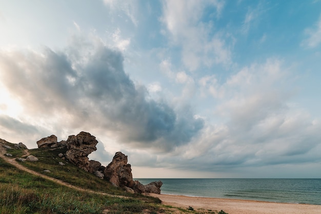 Vue panoramique sur la mer, la côte rocheuse et la plage de sable