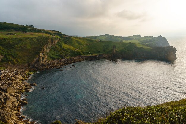 Vue panoramique sur mer entourée de montagnes. Vue horizontale du paysage du haut d'une falaise.