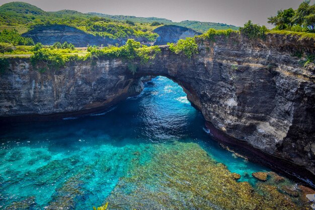 Vue panoramique de la mer et des formations rocheuses