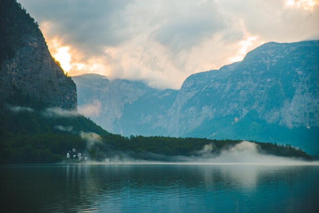 Vue panoramique sur la mer de hallstatt à l'espace de copie par temps brumeux