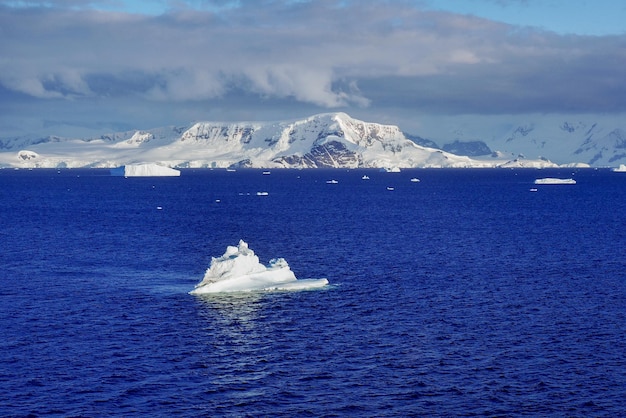 Vue panoramique de la mer sur une montagne enneigée