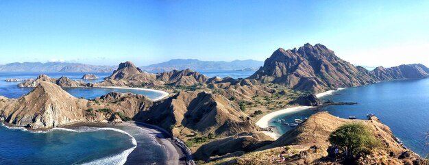 Photo vue panoramique de la mer et des montagnes sur un ciel bleu clair