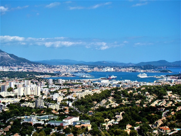 Vue panoramique de la mer et des montagnes sur le ciel bleu