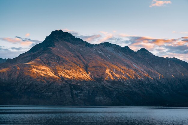 Vue panoramique de la mer et des montagnes contre le ciel au coucher du soleil