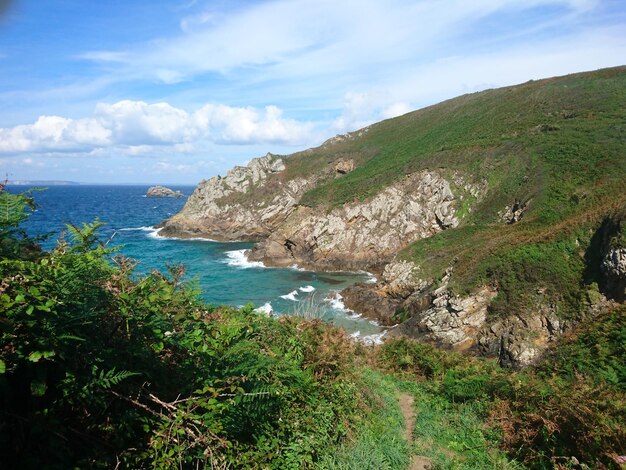 Vue panoramique de la mer et des montagnes contre le ciel