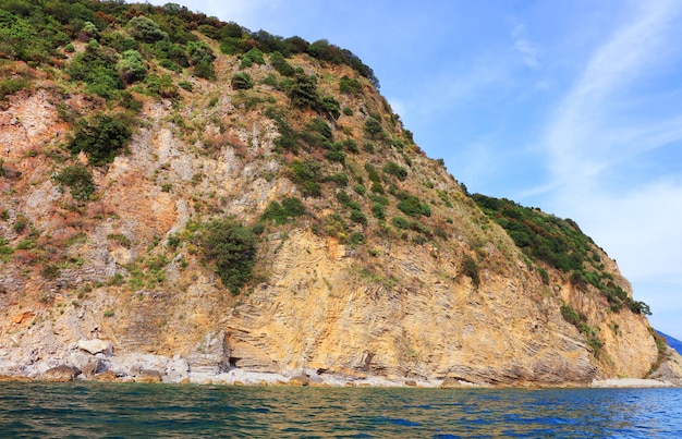 Photo vue panoramique de la mer et des montagnes contre le ciel