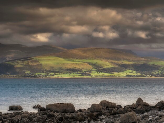 Vue panoramique de la mer et des montagnes contre le ciel