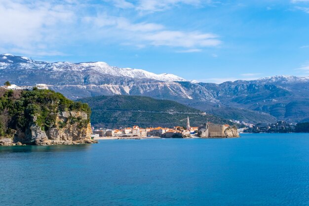 Vue panoramique de la mer et des montagnes contre le ciel