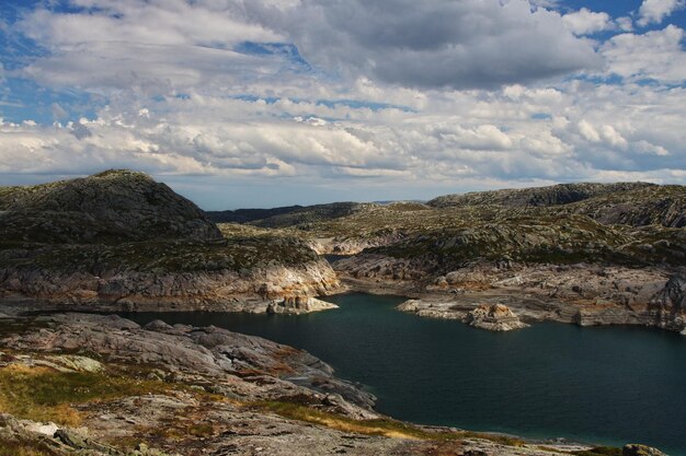 Vue panoramique de la mer et des montagnes contre le ciel