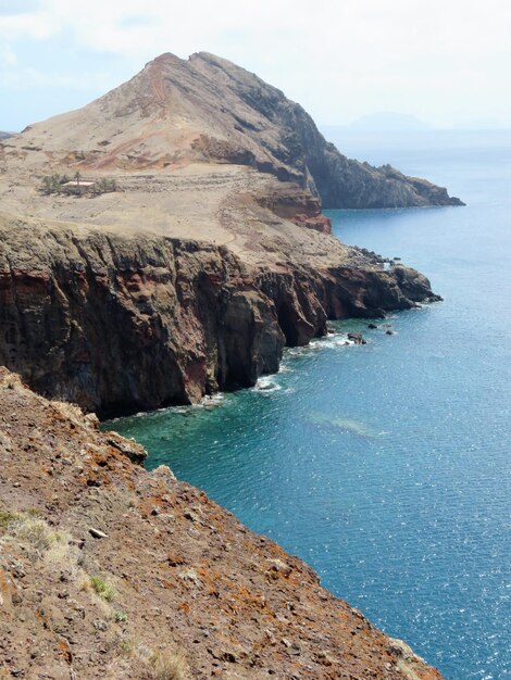 Vue panoramique de la mer et des montagnes contre le ciel