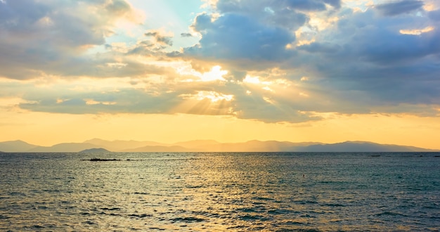 Vue panoramique avec la mer, les nuages et les rayons du soleil le soir. Paysage