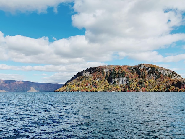 Vue panoramique de la mer par la montagne contre le ciel