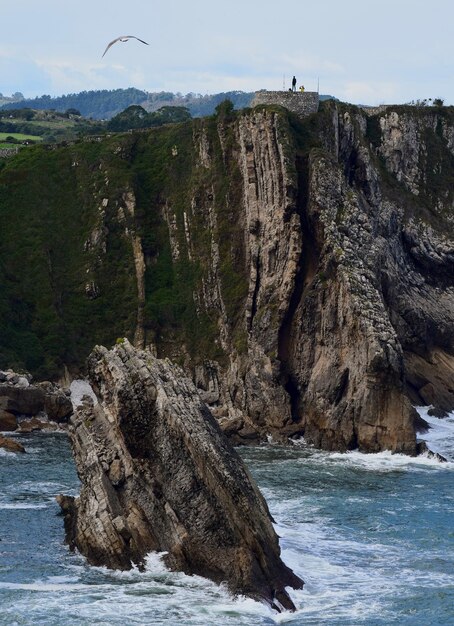 Photo vue panoramique de la mer par la montagne contre le ciel