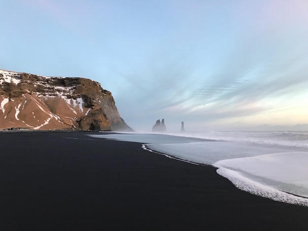 Vue panoramique de la mer par la montagne contre le ciel