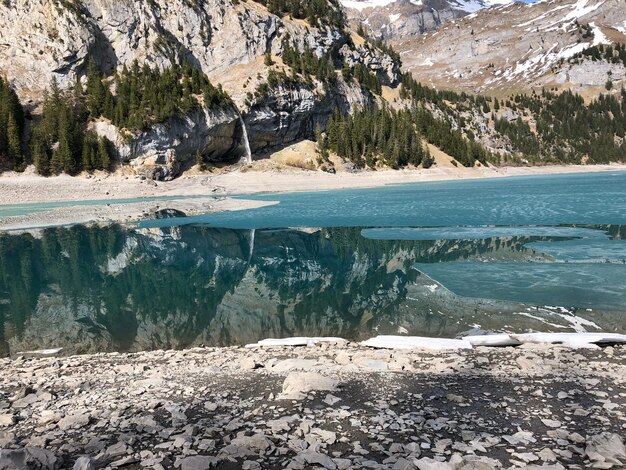 Vue panoramique de la mer par la montagne