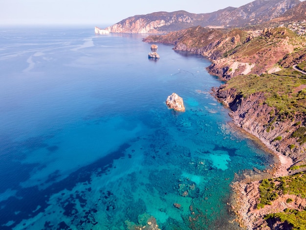 Vue panoramique sur la mer parfaite et l'île de Sardaigne en Italie