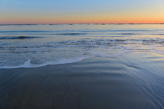 Vue panoramique sur la mer et le soleil au coucher du soleil