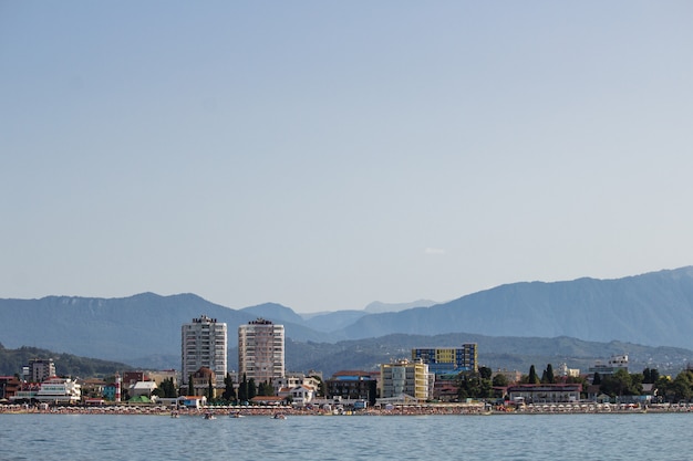 Vue panoramique de la mer à la ville et aux montagnes