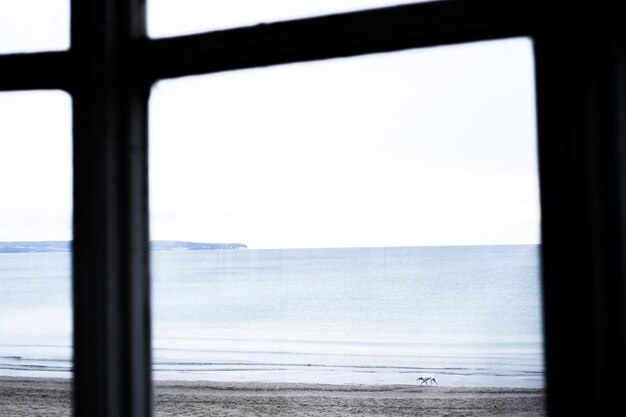 Vue panoramique de la mer vue par la fenêtre