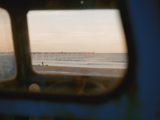 Vue panoramique de la mer vue par la fenêtre