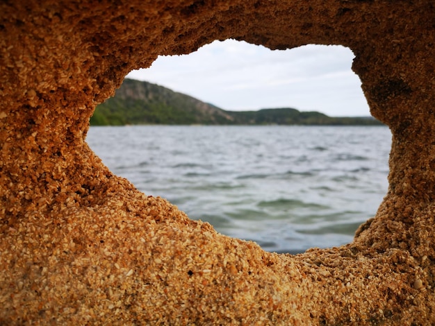 Vue panoramique de la mer vue à travers une formation rocheuse