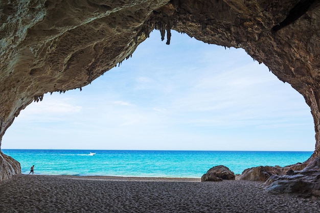 Photo vue panoramique de la mer vue à travers la grotte