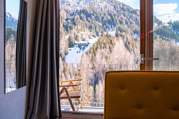 Vue panoramique de la montagne avec des arbres depuis la chambre d'hôtel un jour ensoleillé