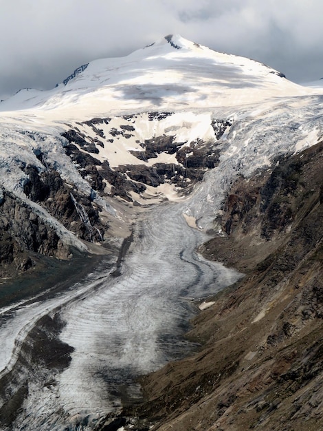 Vue panoramique sur la montagne aux sommets enneigés