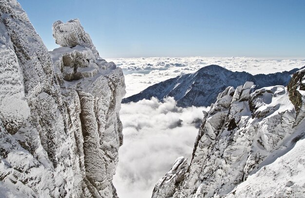 Vue panoramique de la montagne couverte de neige contre le ciel