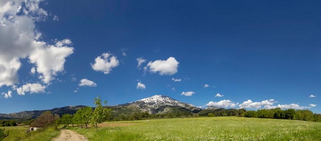 Vue panoramique sur la montagne couverte de neige Dirfys et ciel avec nuages sur l'île d'Evia Grèce