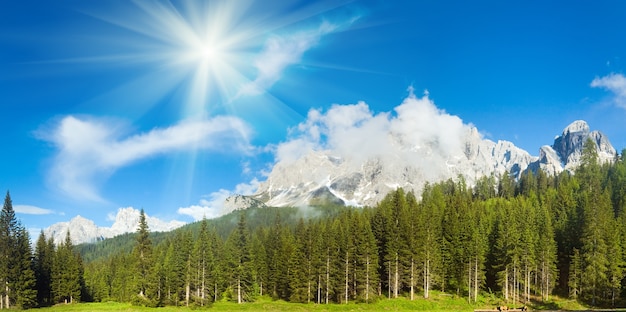 Vue panoramique sur la montagne des dolomites italiennes d'été tranquille