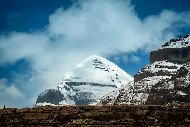 Vue panoramique d'une montagne enneigée contre le ciel