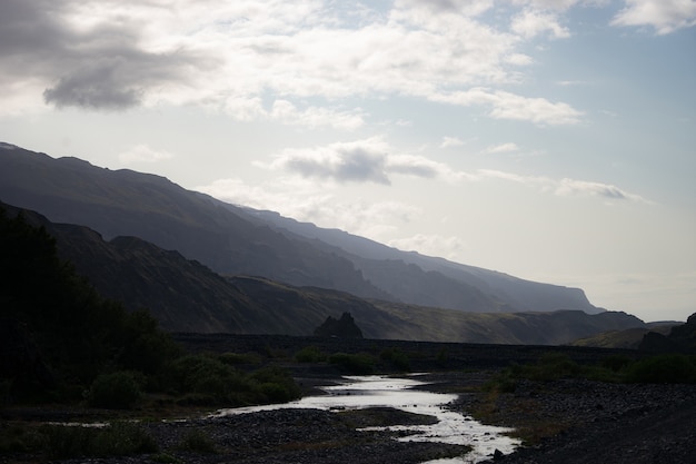 Vue panoramique de la montagne parmi les montagnes enneigées de la rivière à proximité de Thorsmork, Islande.
