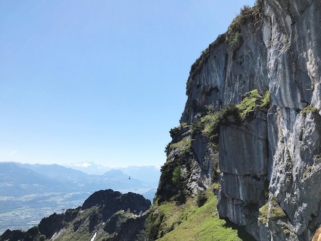 Vue panoramique de la montagne rocheuse sur un ciel dégagé