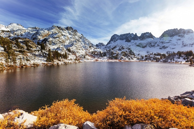 Vue panoramique sur la montagne de la Sierra Nevada. paysage de feuillage d'automne. Californie, États-Unis.