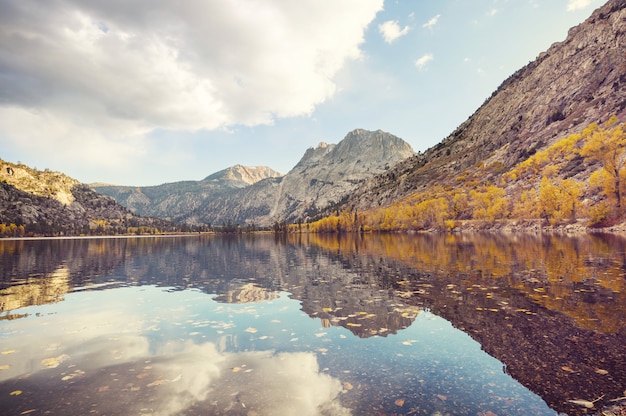 Vue panoramique sur la montagne de la Sierra Nevada. paysage de feuillage d'automne. Californie, États-Unis.