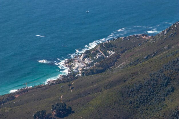 Photo vue panoramique de la montagne table du cap, en afrique du sud, vue aérienne